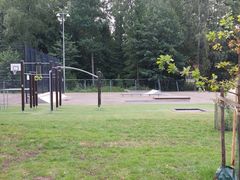 Trampoliini, ulkoliikuntatelineet, skeittialue ja koripallokenttää.