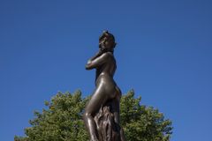 Havis Amandas återkomst firas torsdagen den 29 augusti kl. 11. Ville Vallgren: Havis Amanda, 1908 (detalj).