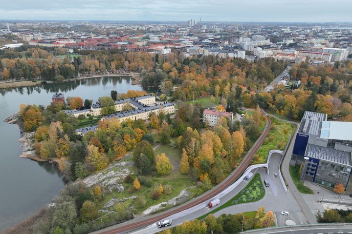 There are plenty of valuable trees in Lapinlahti. They are mostly located in other parts of the park. After construction, the above-ground area of the tunnel is landscaped with bushes and other vegetation. In further planning, the tunnel entrance and the Baana are adapted to the cultural-historically valuable environment.