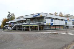 Kulosaaren ostoskeskus on 1960-luvun alusta. Rakennuksessa on valkoista julkisivua, kaksi kerrosta ja mustia yksityiskohtia.