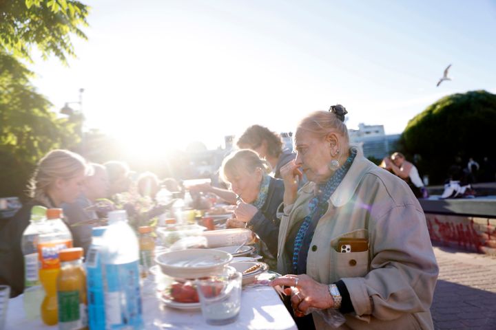 Ihmisiä ruokailemassa Malmilla Syötävä Helsinki -viikon tapahtumassa.