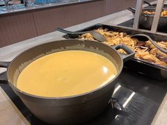 Sås som tillagas på restaurang i en kastrull.