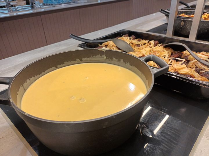 Sås som tillagas på restaurang i en kastrull.