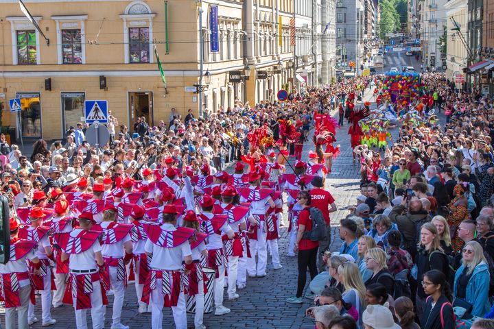 Helsinki Samba Carneval -kulkue Unioninkadulla.