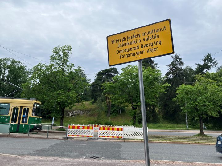 Helsinginkadulla sijaitsevan Kaupunginpuutarhan raitiovaunupysäkiltä poistettiin toinen suojatie, ja tämä kohta muutettiin kadunylityspaikaksi. Paikalla on väliaikaiset liikennemerkit ja aidat.
