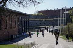Susisaaren silta sijaitsee Suomenlinna-museon vieressä.