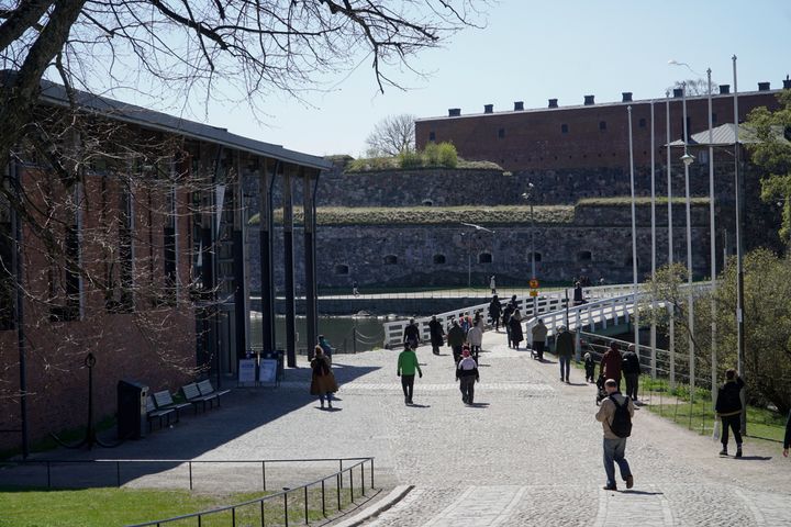 Susisaaren silta sijaitsee Suomenlinna-museon vieressä.