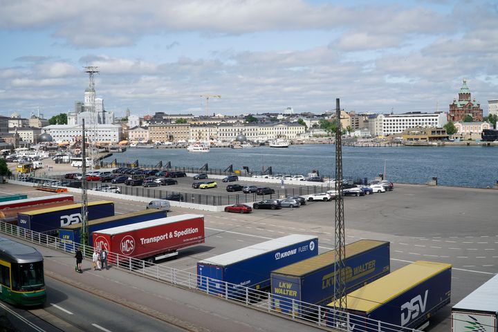 Makasiiniranta kuvattuna merelle päin.