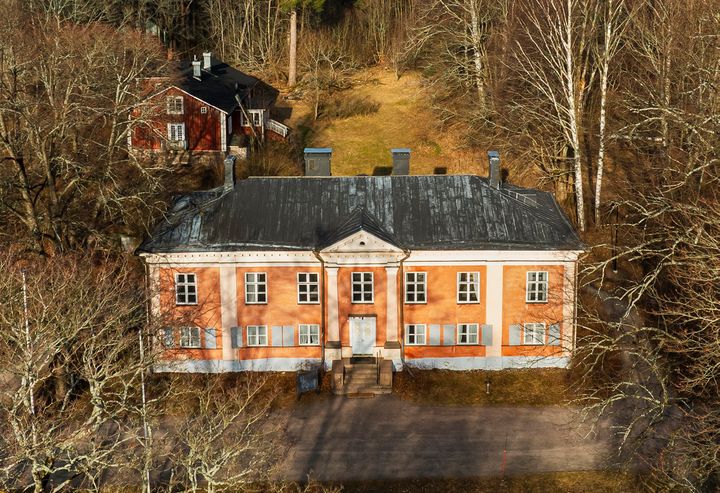 Kulosaaren kartanon päärakennus.