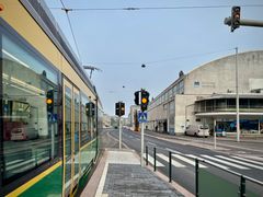 Raitiovaunu Mannerheimintiellä syyskuun alussa. Mannerheimintien peruskorjaus on lähes valmis ja kadulla tehdään enää viimeisiä viilauksia.