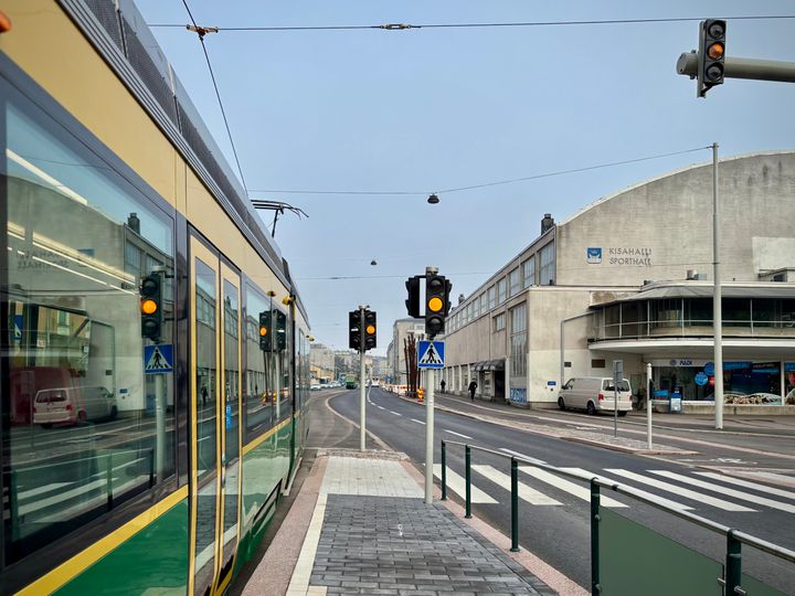 Raitiovaunu Mannerheimintiellä syyskuun alussa. Mannerheimintien peruskorjaus on lähes valmis ja kadulla tehdään enää viimeisiä viilauksia.