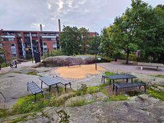 Penkkiryhmiä, kuntoiluvälineitä ja pingispöytä.