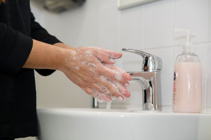 För att förhindra spridningen av noroviruset rekommenderas det att tvätta händerna noggrant med mycket vatten och tvål.