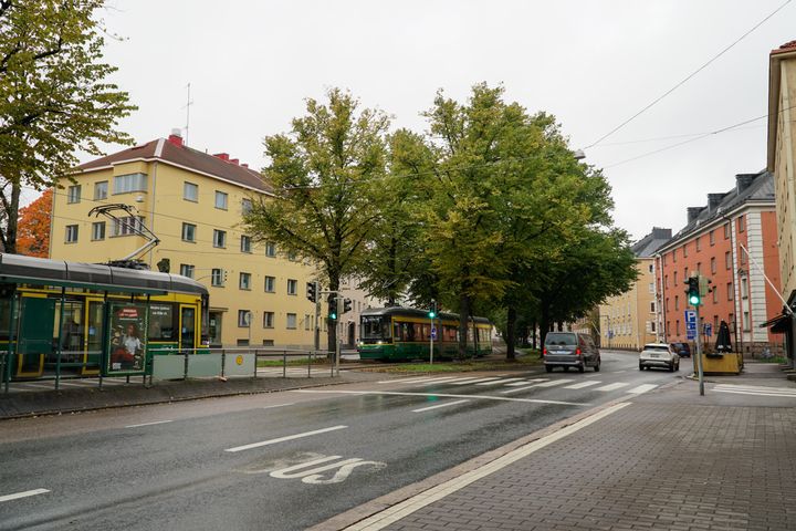 Kuva Mäkelänkadusta, jossa on autoja ja raitiovaunu. Taustalla näkyy kerrostaloja ja puiden lehdet alkavat kellastua.
