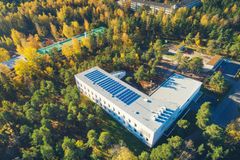 Flygfoto på daghemmet päiväkoti Yliskylä med solceller på taket.