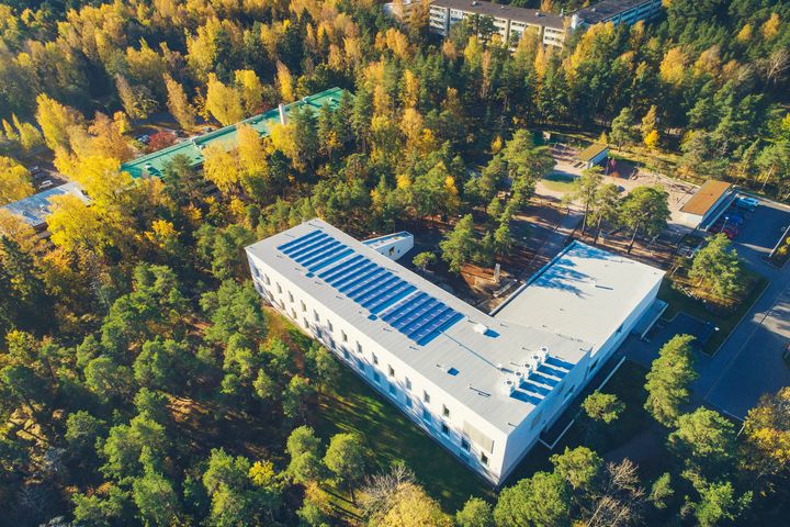Flygfoto på daghemmet päiväkoti Yliskylä med solceller på taket.