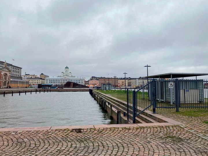 Satama-alue Helsingin keskustassa, taustalla näkyy Tuomiokirkko. Pilvinen sää.