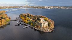 Ilmakuva Hylkysaaren alustavasta kehittämissuunnitelmasta. Kuvassa etualalla on vanha luotsiasema ja taustalla näkyy uusia rakennuksia.