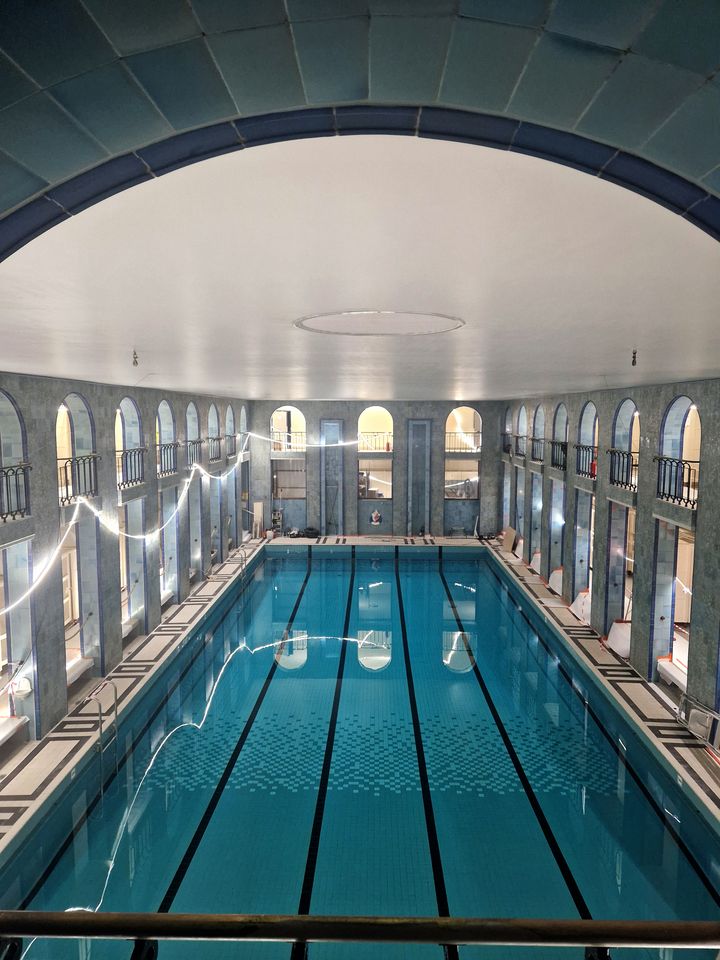 Tällä viikolla otettu kuva Yrjönkadun uimahallilta. 4.6.1928 käyttöön otettu Yrjönkadun uimahalli on Suomen ensimmäinen julkinen uimahalli. Sen on suunnitellut ja rakennuttanut arkkitehti Väinö Vähäkallio. Uimahalli on rakennusteknisesti ainutlaatuinen: uima-altaat on rakennettu päällekkäin.