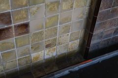 Seinälaatoitusta on korjattu aiemmin paikoittain erilaisilla laatoilla, nyt ne palautettiin vastaamaan alkuperäistä.Karin Widnäs teki uudet laatat käsityönä (vaaleamman keltaiset kuvassa). Alkuperäisillä laatoilla aiemmin tehdyt korjaukset (kuvassa ruskeat laatat keltaisten seassa) jätettiin paikoilleen. Kaupunginmuseolla on ollut uudistuksessa tärkeä rooli.