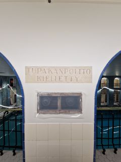 Seinäpintojen alta löytyneet vanhat tekstit Tobaksrökning förbjuden ja Tupakointi kielletty yllättivät rakentajat. Tekstit jätettiin esiin.