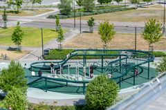 Makasiinipuiston verkkokiipeilyteline on 30 metriä pitkä ja parhaimmillaan nousee 2,5 metrin korkeuteen.