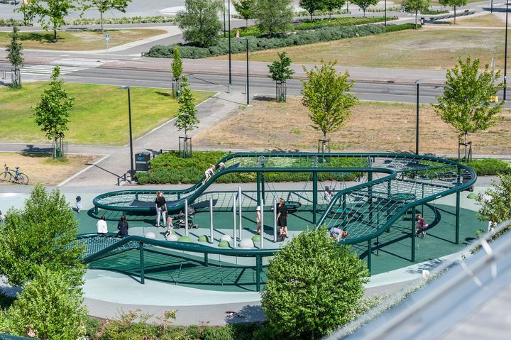 Makasiinipuiston verkkokiipeilyteline on 30 metriä pitkä ja parhaimmillaan nousee 2,5 metrin korkeuteen.