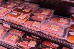 Förpackade livsmedel i butikens kylskåp.