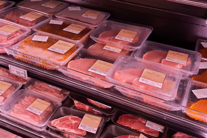 Förpackade livsmedel i butikens kylskåp.