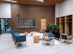 Sisätilat on suunniteltu muunneltavaksi tulevaisuuden opetustarpeiden mukaan. Arkkitehtuurissa näkyy kauniita puisia yksityiskohtia.