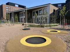 Piha syksyllä 2025. Kuvan keltaiset renkaat ovat trampoliineja.