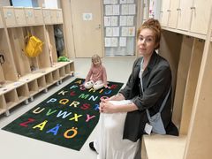 Vilma Hyvärisen mukaan päiväkoti Arielin suunnittelu on onnistunut: päiväkodissa on tilaa, valoa ja rauhallista oppia sekä opettaa.  Kuvassa Hyvärinen ja viisivuotias Ira.