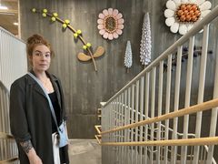 Päiväkoti Arielin johtaja Vilma Hyvärinen kuvattuna Matias Karsikkaan Peukaloisen puutarha -teoksen edessä.