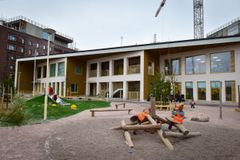 Vilma Hyvärisen mukaan päiväkoti Arielin piha on pedagogisesti onnistunut: siellä on puita, pensaita ja erilaisia muotoja. Piha  alkuvuonna 2025.