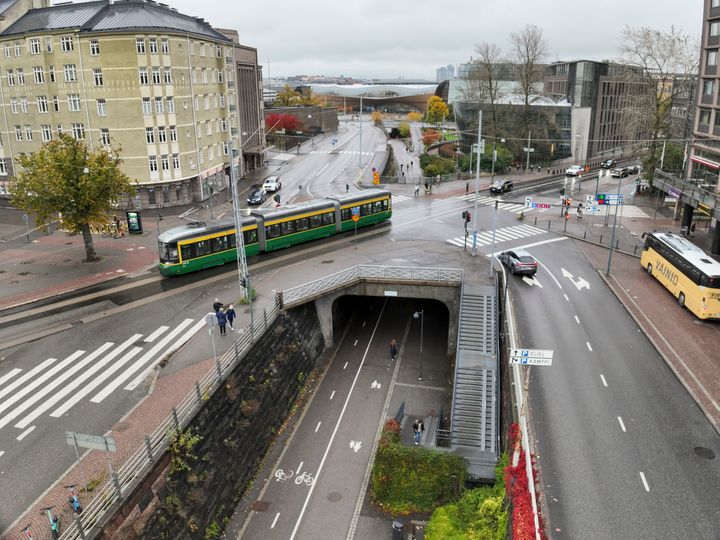 The Arkadiankatu bridge goes over the Baana route in front of Hotel Presidentti.