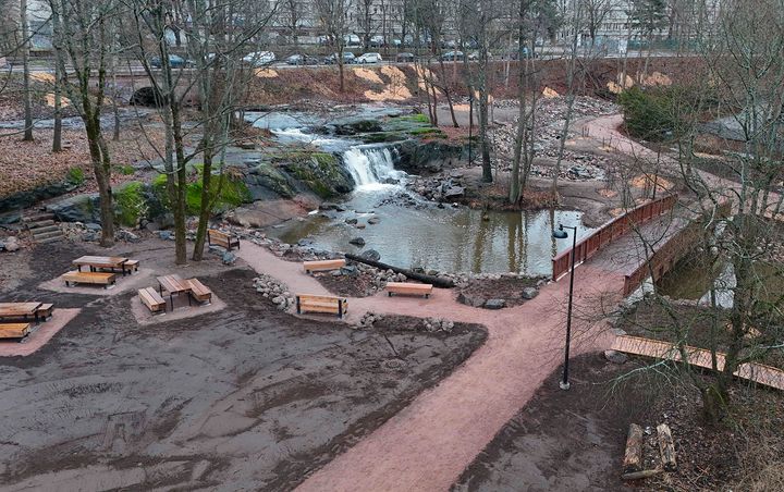 Strömbergin puistoon tuli peruskorjauksen myötä muun muassa uusia istuskelu- ja piknikpaikkoja vesiputouksen äärelle. Nurmikkoa ja puita istutetaan vielä ensi keväänä.