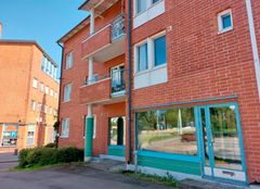 Ett höghus men en affärslokal på bottenbåningen.