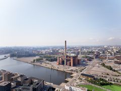 Hanasaaren voimalaitos on tuttu maamerkki Helsingin itäisessä kantakaupungissa. Energiantuotanto loppui voimalassa vuonna 2023.