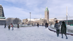 Havainnekuva Ateneumin edustalta lumisena aikana.