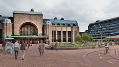 Havainnekuva ihmisistä Asema-aukiolla.