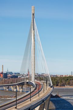 Raitiotien koeajo käynnissä Kruunuvuorensillalla.
