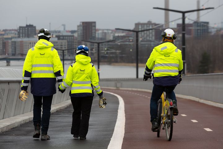 Lähes viiden vuoden rakennustöiden päätteksi kypärä on vaihtumassa kruunuun, kun Kruunuvuorensilta avataan kaupunkilaisten käyttöön 18. huhtikuuta klo 14.