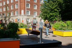 Lapsi seisoo puisella riippumatolla kesäkaduilla.