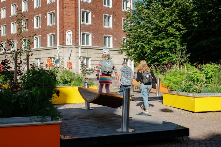 Lapsi seisoo puisella riippumatolla kesäkaduilla.