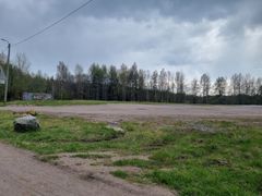 Kuvassa hiekkakenttä, jota reunustaa puurivi.