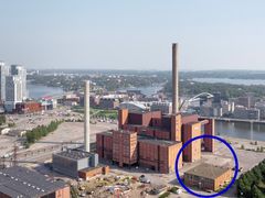 Sosiaalirakennus (kuvassa oikealla) on osa Hanasaaren voimalaitosrakennusten kokonaisuutta, ja sen suunnitteli arkkitehti Timo Penttilä. Rakennus valmistui vuonna 1973.