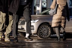 Tyhjennä haku 34 / 3000 Fotgängare och parkerad bil.