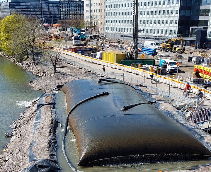Hakaniemenrannassa oli vuosina 2021-2022 jättimäinen geosukka, jonka avulla suodatettiin hienoainesta pois kaivantovedestä. Näin ehkäistiin meriveden samentumista.