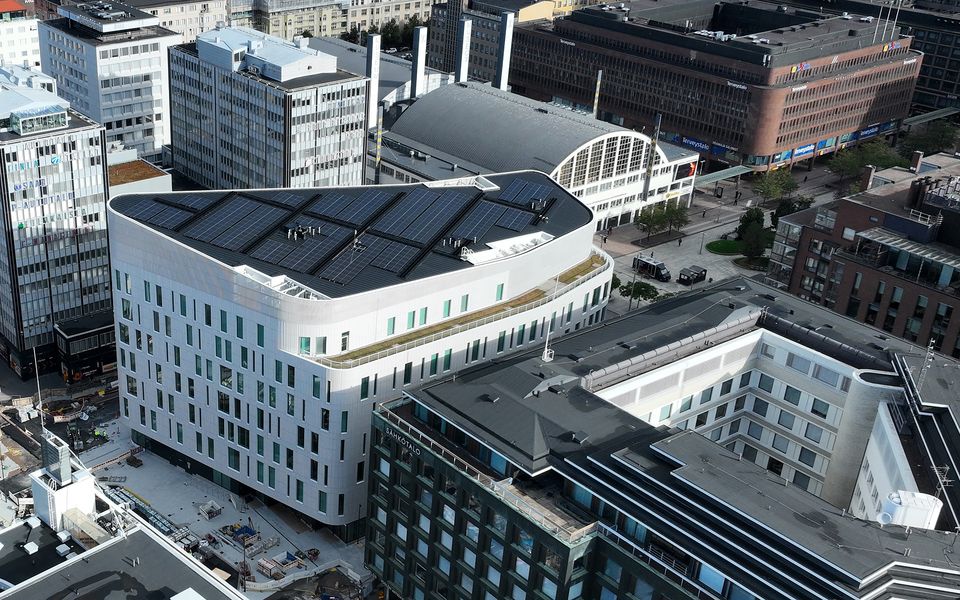 Terveys- ja hyvinvointikeskus tuoreessa ilmakuvassa. Piha- ja katualueet valmistuvat loppuvuodesta 2026 ja istutuksia viimeistellään keväällä 2027. YIT YIT
