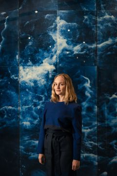 Konstnären Anna Niskanen vid sitt nya konstverk Törstande hav i Biljetthallen i Kampens metrostation, 2026.